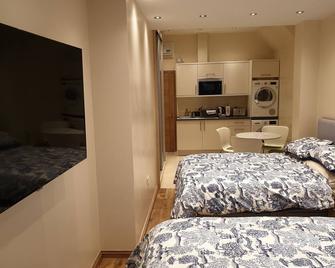 London Luxury Apartments 5 Min Walk From Ilford Station, With Free Parking Free Wifi - Ilford - Bedroom