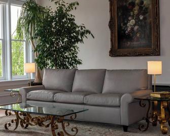 Spacious Condo: Historic Boutique Rental in Downtown Edgerton - Fort Atkinson - Вітальня