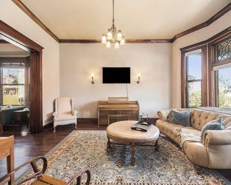 Victorian in downtown historic district. Large porches. Near lakes and trails. - Muskegon - Living room