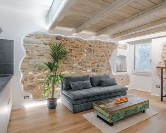 VicoloSuite - Lago di Garda - Torri Del Benaco - Wohnzimmer