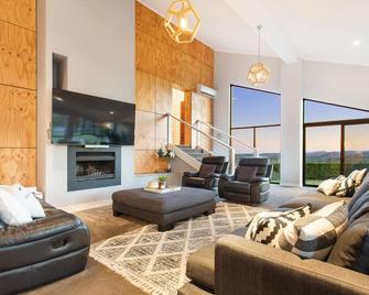 Private Gated 20 Acre Mountain Resort Breathtaking 360 Views Of Pacific Ocean - Upper Coomera - Living room