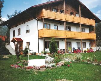 Ferienwohnung mit überdachter Terrasse - Bad Kötzting - Gebäude