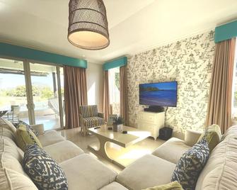Laguna Lake House - Private Pool - King Bed - Sleeps 14 - Río Hato - Living room