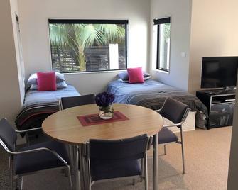 Modern Oakura Accomodation Right In The Village - New Plymouth - Essbereich