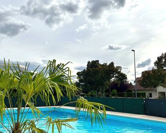1 Bedroom Apartment in Dijon - Dijon - Pool