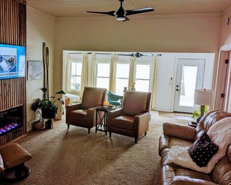 Spacious Waterfront with large deck, 2 Docks and Bar/game room - Chetek - Sala de estar