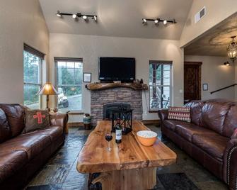 Casa Oso Grande - Four Bedroom Cabin with Hot Tub - Ruidoso - Вітальня