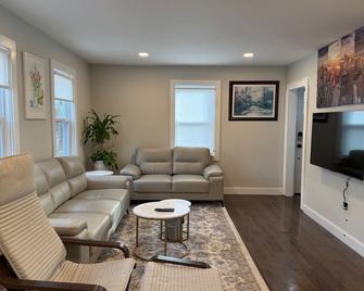 Nice house close to Boston and Worcester - Framingham - Living room