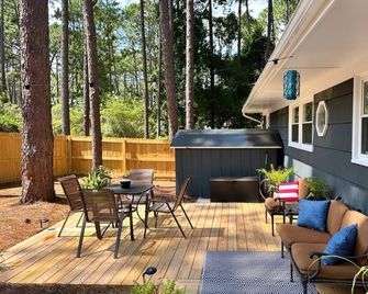 Midland Pines Getaway! 3 bedroom stylish & cozy Cottage minutes to golf & dining - Southern Pines - Terasa