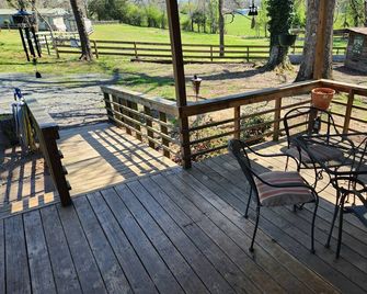 Beautiful home on 5 acre gated horse farm 3.5 miles from Tryon Equestrian Center - Tryon - Patio