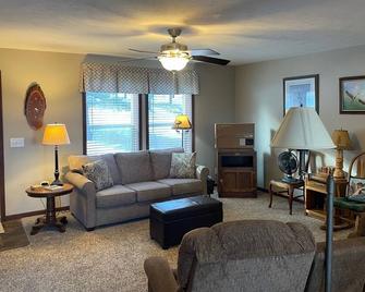 Newer Home Nestled in the Black Hills on 10 Acres - Close Access to Attractions - Hermosa - Sala de estar