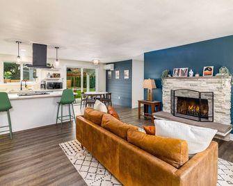 Home in Lake Stevens with large fenced yard - Lake Stevens - Living room