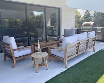 Swanky Sexy Tucked in Cul De Sac Call Me Home - Los Angeles - Patio