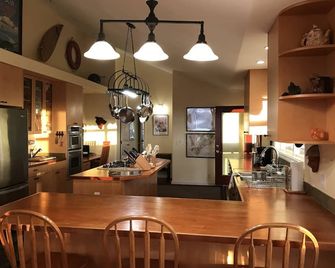 RELAXING, Away-from-it-All home on the water with small Natural Pool - Ocean View - Cocina