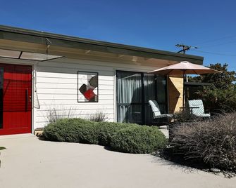 AHAVA B&B Luxurious, private, wheelchair friendly apartment; breakfast included. - Waimate - Building