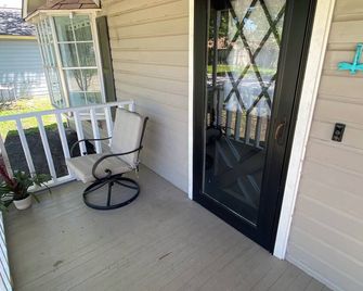 Air Travelers Reprieve- Downtown Humble 4 miles from the airport - Humble - Balcón