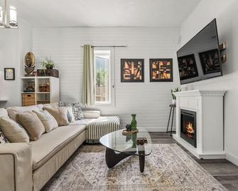 Downtown Den - Steps Away from Worlds Largest Dino - Drumheller - Living room