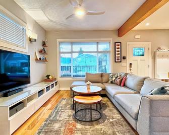 Luxury Home on the Drive with AC (Family-Friendly & Business Travel Ready) - Vancouver - Sala de estar