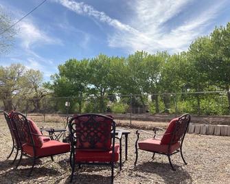 Desert Flower: King Bed, Refrigerated Air, Spices, Walking trail - Albuquerque
