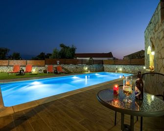 Skandalis Traditional Suites - Chorafakia - Pool