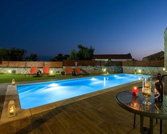 Skandalis Traditional Suites - Chorafakia - Piscina