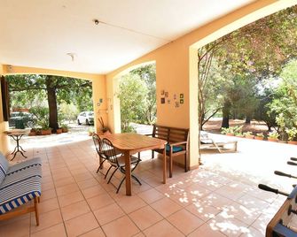 Casa Vacanze il Bouganville - Chia - Patio