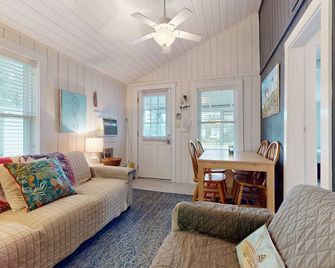 Cute cottage with screened porch & shared pool - walk to Ogunquit Beach - Wells - Living room