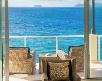 Unexpected Luxury & Adventure at a Secluded Villa Near Sail Charters - Scrub Island - Balkón