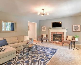 Best of the Blue Ridge by Avantstay A+ Location - Arden - Living room