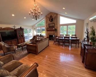 Catskills Oasis 3 bdr w/ Private Lake on 50 Acres - Barryville - Sala de estar