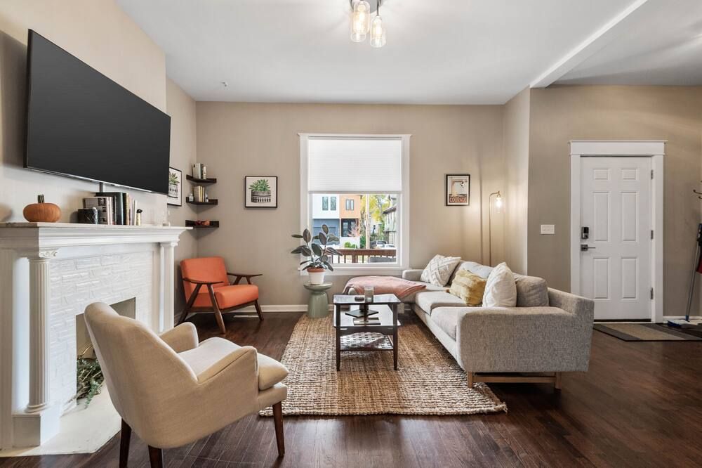 KC Explorer - Walkable 39th St. Bungalow + Parking! - Kansas City - Sala de estar