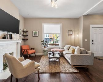 KC Explorer - Walkable 39th St. Bungalow + Parking! - Kansas City - Stue