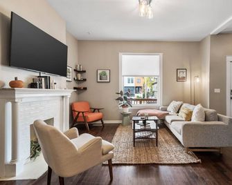 KC Explorer - Walkable 39th St. Bungalow + Parking! - Kansas City - Sala de estar