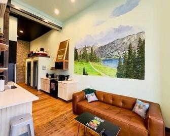 This condominium is a 1 bedroom(s), 1 bathrooms, located in Enterprise , OR. - Enterprise - Living room