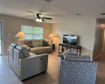 Winter 24-25 Now Available ! Amazing Views, Great Fishing Lake And Pet Friendly! - Frostproof - Living room