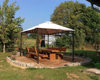 Large holiday home with sun terrace, well-bred pets welcome - Adenau - Patio