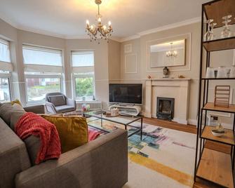 Classical Beauty 1-Bed Retreat in Greenwich - London - Living room
