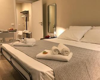 Honey Rooms Ferrara - Ferrara - Bedroom