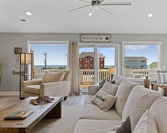 Ocean View, Across from Beach Access, Beautifully Updated 4 Bed,4 Bath,sleeps 14 - Emerald Isle - Sala de estar