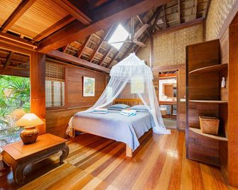 Balinese style wooden house just steps from the beach - Maharepa - Camera da letto