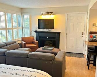 Blue Mountain at your Door Step - The Blue Mountains - Living room