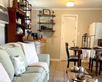 Cozy Cottage minutes to Old Town, Bay Saint Louis and Gulf Coast Beaches - Bay Saint Louis - Living room