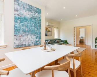 Miss Peregrine in Brighton East - Brighton East - Dining room