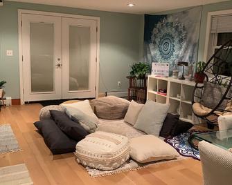 Seclusion only minutes away from everything ! - Roxbury - Living room