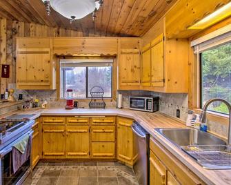 Cozy & Tranquil Mt Rainier Escape w\/ Deck & Creeks - Roy - Kitchen