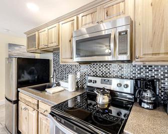 Water-view condo at Sheepscot Harbour Resort with deck, full kitchen, and WiFi - Edgecomb - Cocina