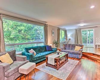 Cozy Washington Escape Near Hiking and Golfing! - University Place - Living room