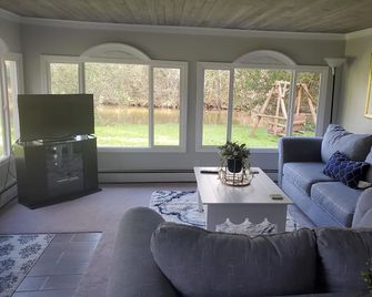 Cabin on Jordan River! - East Jordan - Sala de estar