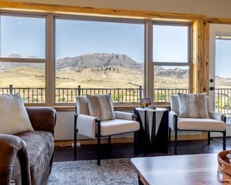 The Yellowstone - Spacious Wapiti Valley Cabin with Stunning Views! - Wapiti - Sala de estar