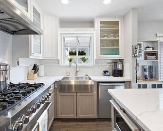 Bayside Retreat Bring your boat private boat ramp at this fabulous bayfront home - Kemah - Kitchen